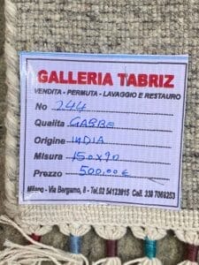 Galleria Tabriz - Tappeti in vendita. Un'etichetta su un tappeto mostra i dettagli: 