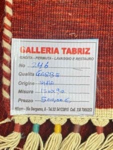 Galleria Tabriz - Tappeti in vendita. L'etichetta del tappeto Bozza automatica della Galleria Tabriz riporta tutti i dettagli essenziali: dimensioni, origine, prezzo e informazioni di contatto.