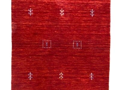 Galleria Tabriz - Tappeti in vendita. Un tappeto rosso, decorato con piccoli motivi floreali e bordi sfrangiati, presenta un adesivo rosso con la scritta "60% di sconto" nell'angolo in alto a destra. Il suo design emana un fascino bozza automatico che cattura in qualsiasi spazio.