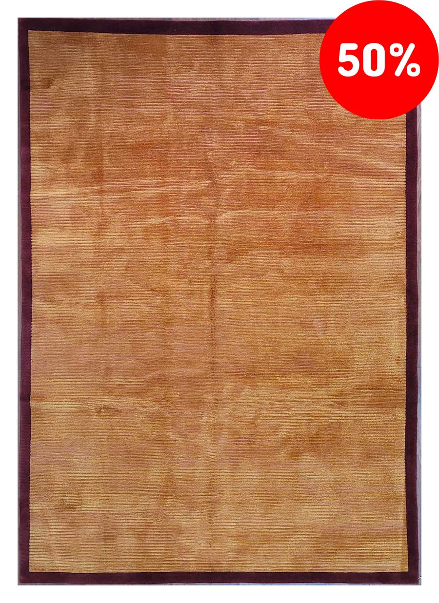 Galleria Tabriz - Tappeti in vendita. Un tappeto rettangolare marrone con un bordo scuro presenta un adesivo circolare rosso nell'angolo in alto a destra con la scritta "50%", evidenziando sapientemente il suo fascino attraverso un bozza automatico.