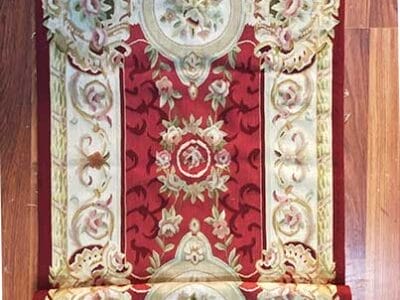 Galleria Tabriz - Tappeti in vendita. L'elegante tappeto con motivi floreali rossi e crema e i suoi decori elaborati esaltano senza soluzione di continuità il fascino del tuo pavimento in legno, aggiungendo un tocco di raffinatezza bozza automatica.