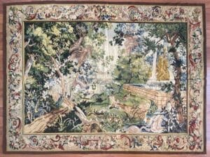 Galleria Tabriz - Tappeti in vendita. Un arazzo dettagliato, che ricorda una bozza automatica, raffigura una scena di giardino lussureggiante con alberi, uccelli, cervi, una fontana e intricate bordure floreali.