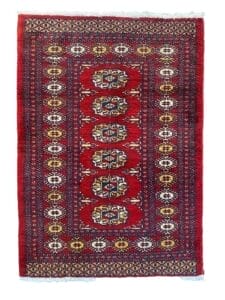 Galleria Tabriz - Tappeti in vendita. Un tappeto rosso con intricati disegni geometrici e motivi ripetuti, impreziosito da toni blu navy, bianco e oro, che creano un effetto di armonia visiva.