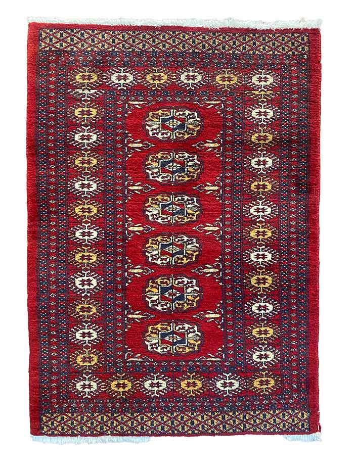 Galleria Tabriz - Tappeti in vendita. Un tappeto rosso con intricati disegni geometrici e motivi ripetuti, impreziosito da toni blu navy, bianco e oro, che creano un effetto di armonia visiva.