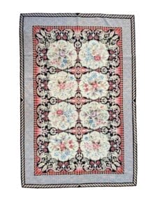 Galleria Tabriz - Tappeti in vendita. Tappeto rettangolare con motivo floreale e sfondo a griglia, caratterizzato da intricati disegni di rose e volute in colori pastello, che aggiunge un tocco di bozza automatica al tuo arredamento.