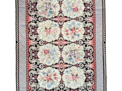 Galleria Tabriz - Tappeti in vendita. Tappeto rettangolare con motivo floreale e sfondo a griglia, caratterizzato da intricati disegni di rose e volute in colori pastello, che aggiunge un tocco di bozza automatica al tuo arredamento.