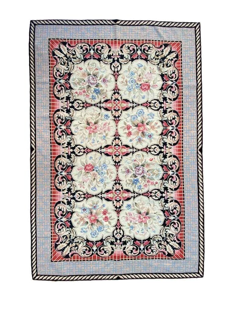 Galleria Tabriz - Tappeti in vendita. Tappeto rettangolare con motivo floreale e sfondo a griglia, caratterizzato da intricati disegni di rose e volute in colori pastello, che aggiunge un tocco di bozza automatica al tuo arredamento.