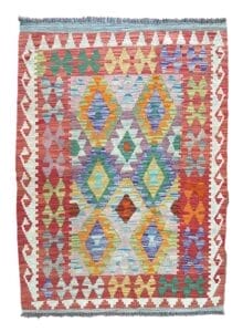 Galleria Tabriz - Tappeti in vendita. Un tappeto intrecciato colorato con motivi geometrici a forma di diamante e frange lungo i bordi superiore e inferiore, che aggiunge un tocco di stile bozza automatica a qualsiasi stanza.