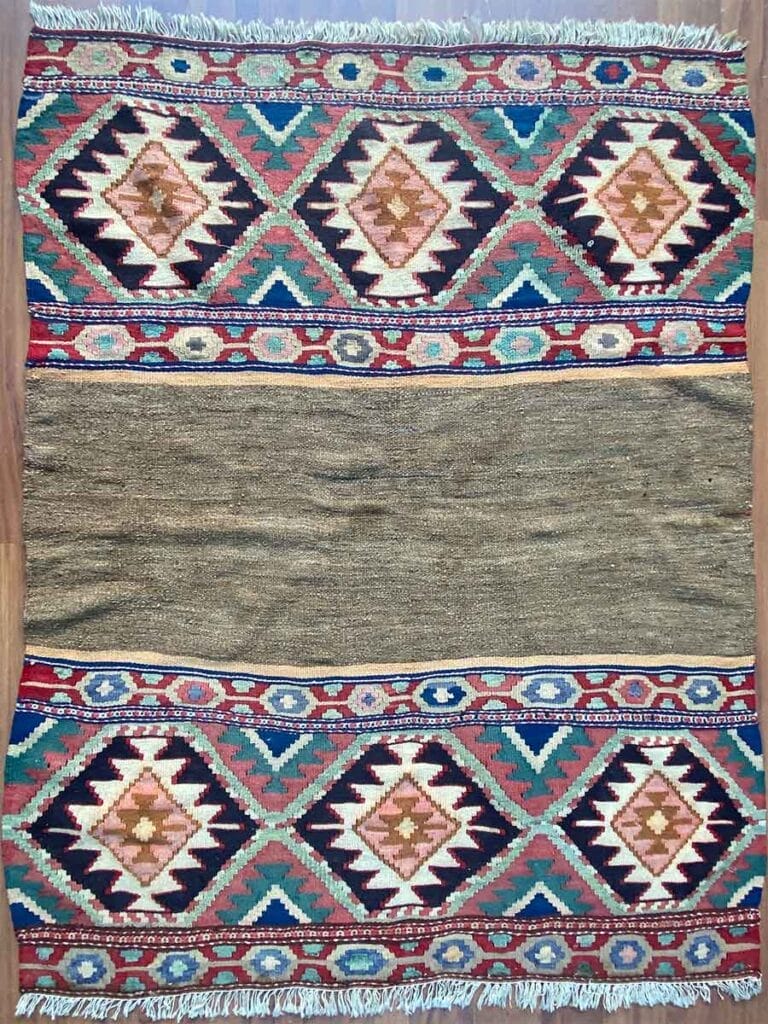 Galleria Tabriz - Tappeti in vendita. Tappeto Kilim tessuto a mano con motivi geometrici in rosso, blu e beige. Presenta una sezione centrale semplice con disegni intricati in alto e in basso, completata da bordi sfrangiati.