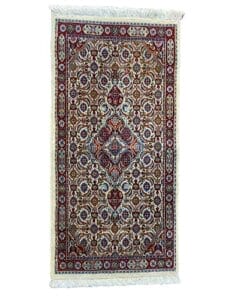 Galleria Tabriz - Tappeti in vendita. Questo tappeto decorativo persiano Bozza automatica presenta intricati motivi geometrici e floreali nei toni del rosso, del blu e del beige, con un motivo centrale a diamante e bordi sfrangiati.