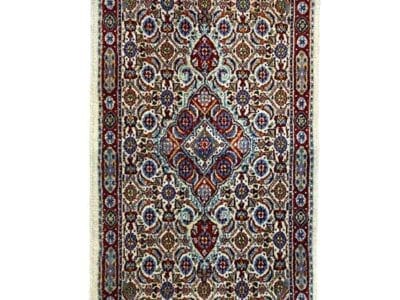 Galleria Tabriz - Tappeti in vendita. Questo tappeto decorativo persiano Bozza automatica presenta intricati motivi geometrici e floreali nei toni del rosso, del blu e del beige, con un motivo centrale a diamante e bordi sfrangiati.