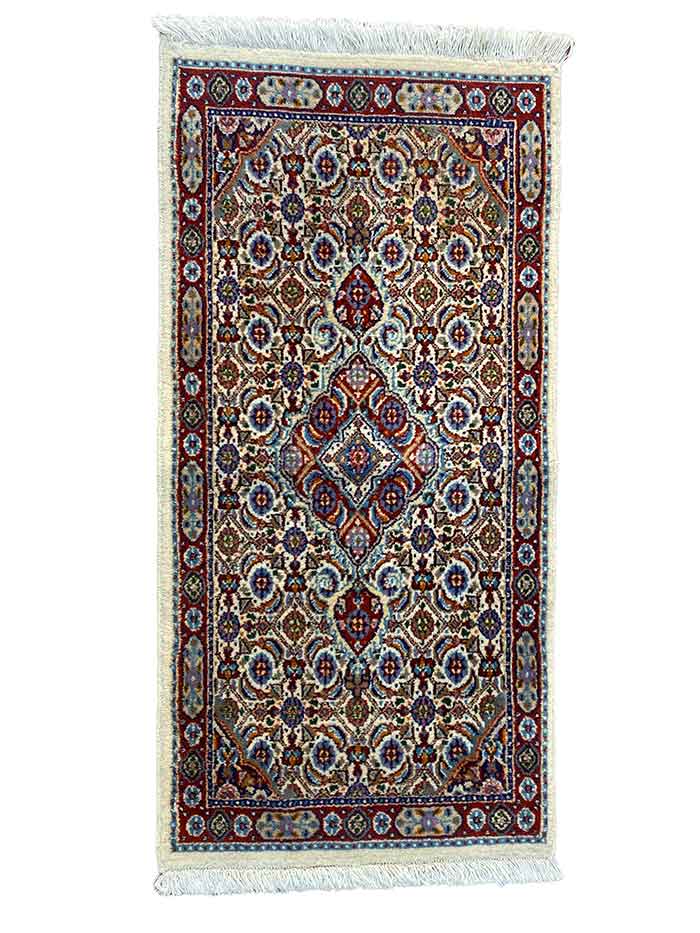 Galleria Tabriz - Tappeti in vendita. Questo tappeto decorativo persiano Bozza automatica presenta intricati motivi geometrici e floreali nei toni del rosso, del blu e del beige, con un motivo centrale a diamante e bordi sfrangiati.