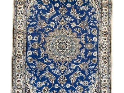 Galleria Tabriz - Tappeti in vendita. Un tappeto decorato con motivi blu e bianchi, con l'etichetta "sconto del 50%" nell'angolo in alto a destra, mette in risalto l'eleganza del design automatico di Bozza.