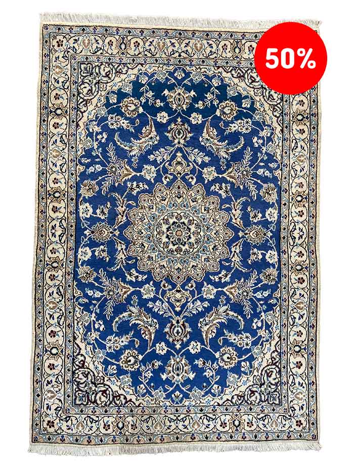 Galleria Tabriz - Tappeti in vendita. Un tappeto decorato con motivi blu e bianchi, con l'etichetta "sconto del 50%" nell'angolo in alto a destra, mette in risalto l'eleganza del design automatico di Bozza.