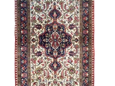 Galleria Tabriz - Tappeti in vendita. Un tappeto persiano decorato con un medaglione centrale, motivi floreali e bordi intricati nei toni del rosso, del blu e del beige aggiunge un tocco di Bozza automatica a qualsiasi spazio.