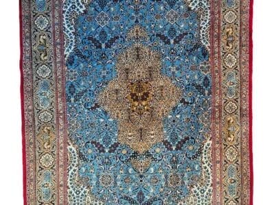 Galleria Tabriz - Tappeti in vendita. Tappeto persiano decorato con intricati disegni blu, bianchi e rossi, caratterizzato da motivi floreali e geometrici, che mettono in mostra un mix unico di arte tradizionale e bozza automatica.