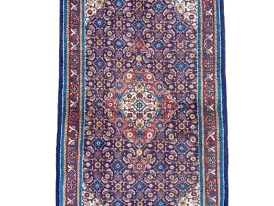 Galleria Tabriz - Tappeti in vendita. Questo tappeto rettangolare presenta un intricato motivo geometrico e floreale nei toni del blu, rosso e bianco, abilmente realizzato da Bozza Automatica.