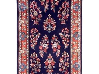 Galleria Tabriz - Tappeti in vendita. Un tappeto persiano rettangolare con uno sfondo blu scuro e motivi floreali in rosso, bianco e azzurro, caratterizzato da un bordo rosso con disegni floreali aggiuntivi. Questo pezzo squisito fonde senza sforzo l'eleganza tradizionale con l'artigianato bozza automatica.