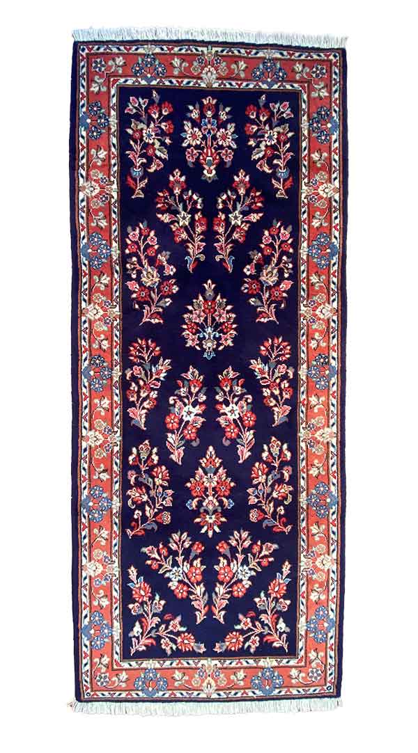 Galleria Tabriz - Tappeti in vendita. Un tappeto persiano rettangolare con uno sfondo blu scuro e motivi floreali in rosso, bianco e azzurro, caratterizzato da un bordo rosso con disegni floreali aggiuntivi. Questo pezzo squisito fonde senza sforzo l'eleganza tradizionale con l'artigianato bozza automatica.