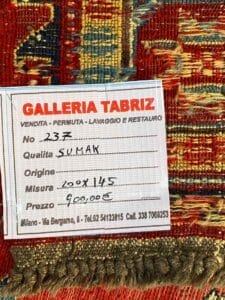 Galleria Tabriz - Tappeti in vendita. Un tappeto colorato e testurizzato, etichettato Galleria Tabriz, Qualita SUMAK, Misura 200x145, Prezzo 900,00 €, presenta un mix armonioso simile a una bozza automatica. I recapiti del negozio, compresi i numeri di telefono, sono elencati qui sotto.