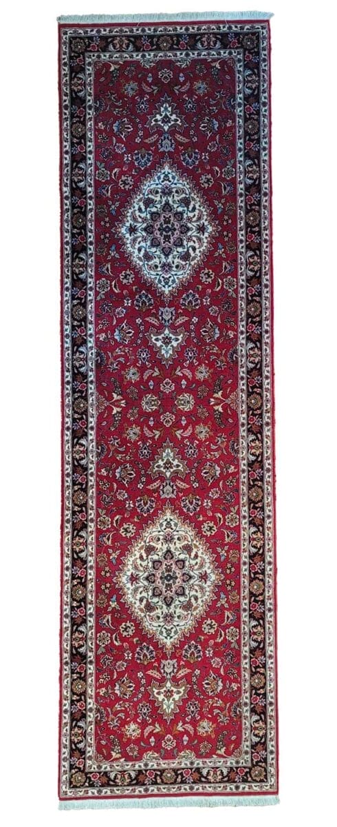 Galleria Tabriz - Tappeti in vendita. Il tappeto rosso sfoggia intricati motivi floreali e due medaglioni centrali, il tutto bordato da uno straordinario motivo floreale nero, che ricorda un capolavoro di Bozza automatica.