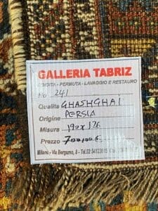 Galleria Tabriz - Tappeti in vendita. L'etichetta di questo splendido Tappeto Gashgai esposto alla Galleria Tabriz di Milano ne riporta le dimensioni (190 x 128 cm), la provenienza e il prezzo (7000€).