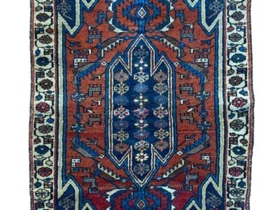 Galleria Tabriz - Tappeti in vendita. Il Tappeto Mazlaghan è un tappeto rettangolare con intricati motivi geometrici in blu, rosso e bianco, completo di un complesso motivo di bordatura. Misurando 240 cm, questo tappeto Mazlaghan porta l'eleganza tradizionale in qualsiasi spazio.