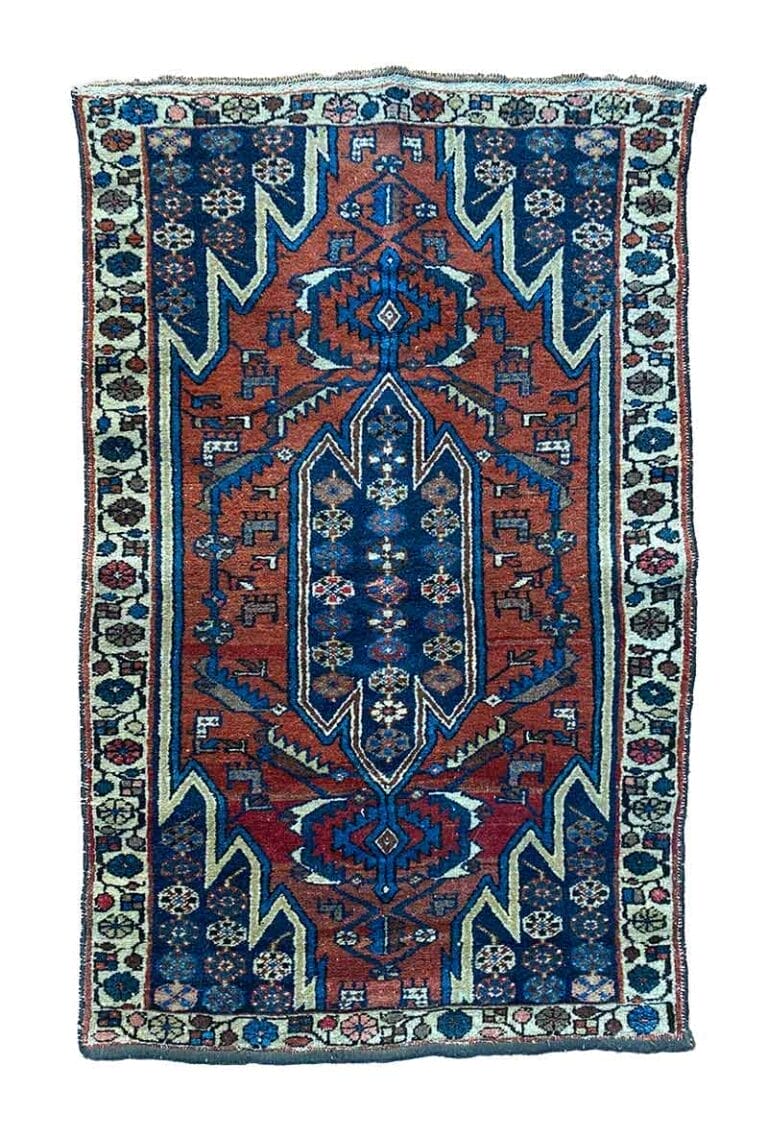 Galleria Tabriz - Tappeti in vendita. Il Tappeto Mazlaghan è un tappeto rettangolare con intricati motivi geometrici in blu, rosso e bianco, completo di un complesso motivo di bordatura. Misurando 240 cm, questo tappeto Mazlaghan porta l'eleganza tradizionale in qualsiasi spazio.