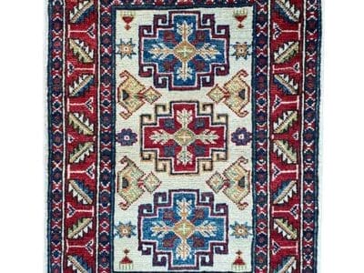 Galleria Tabriz - Tappeti in vendita. Un tappeto rettangolare che presenta intricati motivi geometrici nelle tonalità del rosso, del blu e del crema, conferendo un tocco di eleganza bozza automatica a qualsiasi spazio.