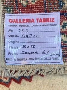 Galleria Tabriz - Tappeti in vendita. L'etichetta sul tappeto recita: "GALLERIA TABRIZ", con dettagli come Numero 25-3, Qualità Gazni e Origine. Le dimensioni sono 132x82, il prezzo è di 500,00 € con uno sconto del 60%, ora solo 200 €. I numeri di contatto sono forniti per richieste rapide tramite bozza automatica.