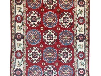 Galleria Tabriz - Tappeti in vendita. Un tappeto a fantasia rosso, blu e bianco con disegni geometrici, che vanta un adesivo "60% di sconto" nell'angolo in alto a destra. È un mix perfetto di stile e risparmio, che offre un tocco automatico al tuo arredamento.
