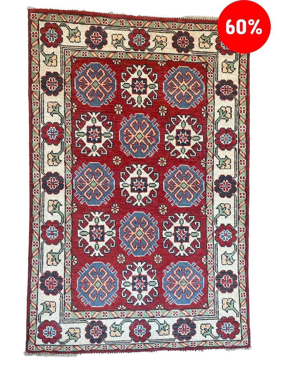 Galleria Tabriz - Tappeti in vendita. Un tappeto a fantasia rosso, blu e bianco con disegni geometrici, che vanta un adesivo "60% di sconto" nell'angolo in alto a destra. È un mix perfetto di stile e risparmio, che offre un tocco automatico al tuo arredamento.