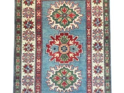 Galleria Tabriz - Tappeti in vendita. Un tappeto colorato con motivi geometrici, prevalentemente in rosso, verde e blu. Una bozza automatica di tonalità vivaci decora il disegno e un cerchio rosso nell'angolo in alto a destra mostra "60%".