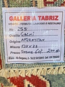 Galleria Tabriz - Tappeti in vendita. Etichetta su un tappeto della Galleria Tabriz con le specifiche di Bozza automatica: n. 255, qualità GARNI, origine Afghanistan, dimensioni 124x83. Prezzo originale di 500€, ora disponibile con uno sconto del 60% a soli 200€.