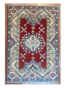 Galleria Tabriz - Tappeti in vendita. Tappeto tradizionale in stile persiano con medaglione geometrico centrale nei colori rosso, blu e crema. Presenta intricati motivi floreali e di bordatura che ricordano l'artigianato classico, creando un fascino bozza automatica senza tempo.