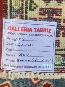 Galleria Tabriz - Tappeti in vendita. L'etichetta su questo tappeto recita "Galleria Tabriz", con misure di 123x80 e vanta un "Gazni" di qualità. Ora disponibile a un prezzo scontato di 200€ rispetto ai 500€ originali, include tutte le informazioni di contatto necessarie. Scopri il fascino e l'eleganza con questa offerta Bozza automatica.