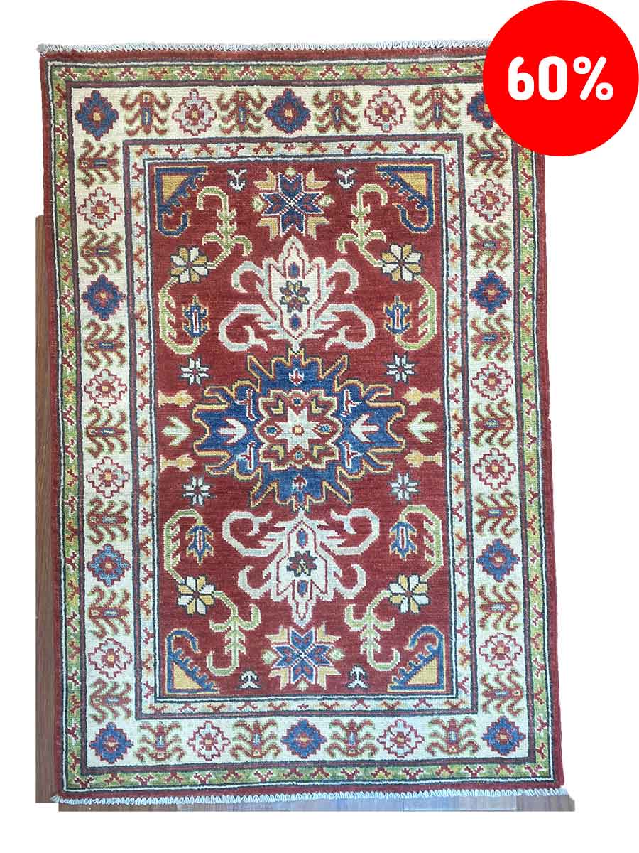 Galleria Tabriz - Tappeti in vendita. Un tradizionale tappeto orientale rosso con intricati motivi floreali e un motivo centrale blu ora รจ disponibile con un'offerta allettante. Cercate Bozza automatica, un cerchio rosso nell'angolo in alto a destra che evidenzia "60%" di sconto, aggiungendo valore all'eleganza.