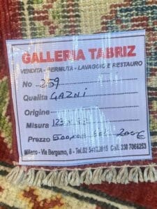 Galleria Tabriz - Tappeti in vendita. Etichetta su un tappeto della Galleria Tabriz, che evidenzia vendita e restauro; articolo n. 259, qualità Gazni, 123x183 cm. Prezzo originale di 5000 euro, ora un affare con un prezzo barrato di 2000 euro. Per informazioni, contattateci direttamente o usate la nostra funzione bozza automatica per comodità.