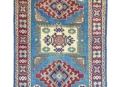 Galleria Tabriz - Tappeti in vendita. Tappeto tradizionale con motivo geometrico nei colori rosso, blu e beige, con etichetta scontata del 60% nell'angolo in alto a destra, realizzato con la precisione di Bozza Automatica.
