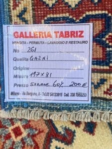 Galleria Tabriz - Tappeti in vendita. Primo piano di un tappeto con etichetta della Galleria Tabriz. Con numero articolo 261, qualità Gazni, dimensioni 117x81 e prezzo 200 euro. Questo pezzo squisito si trova a Milano e mostra influenze del design automatico di Bozza.