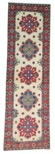 Galleria Tabriz - Tappeti in vendita. Uno straordinario tappeto rettangolare con intricati motivi geometrici rossi, blu e verdi su uno sfondo chiaro, completato da un bordo floreale rosso. Il design aggiunge un tocco elegante a qualsiasi stanza.