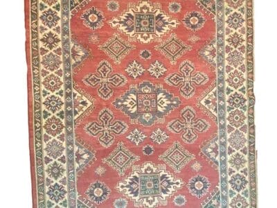 Galleria Tabriz - Tappeti in vendita. Un tappeto con motivi rossi e intricati disegni geometrici, bordato da un motivo floreale, mette in mostra la maestria artigianale. Un cerchio rosso in alto a destra offre uno sconto "70%", rendendolo un affare irresistibile.