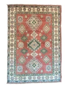 Galleria Tabriz - Tappeti in vendita. Il tappeto Tappato Moderno è caratterizzato da uno sfondo rosso intenso, decorato con intricati motivi geometrici verdi e bianchi ed eleganti motivi floreali, il tutto splendidamente incorniciato da un bordo decorato con motivi verdi e bianchi.