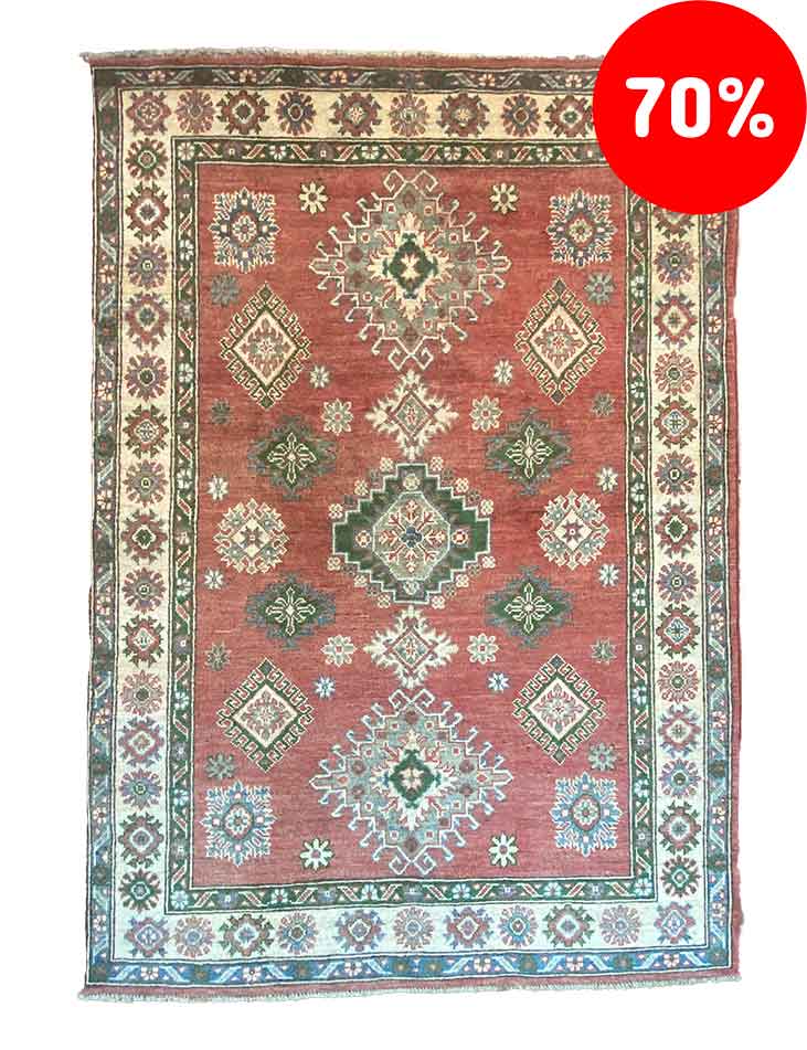 Galleria Tabriz - Tappeti in vendita. Un tappeto tradizionale a fantasia, Tappato moderno 265, presenta sorprendenti disegni geometrici in rosso, verde e crema. Un prominente cerchio rosso nell'angolo in alto a destra mostra un allettante sconto del "70%".