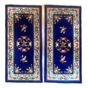 Galleria Tabriz - Tappeti in vendita. Due tappeti identici con motivo floreale, sfondo blu intenso e bordi multicolori, con fiori disposti simmetricamente lungo la lunghezza, emanano un fascino bozza automatica che aggiunge un tocco di eleganza a qualsiasi spazio.
