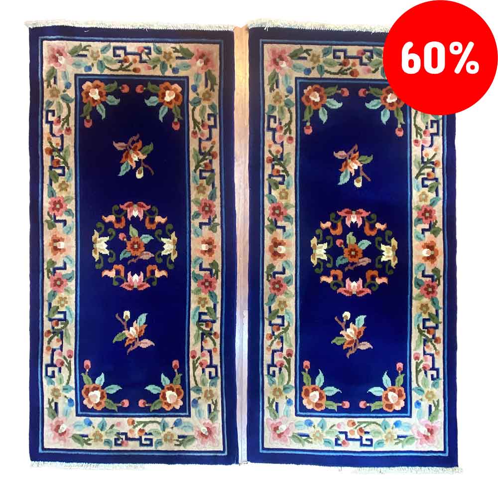 Galleria Tabriz - Tappeti in vendita. Due tappeti Bozza automatica con motivi floreali presentano sfondi blu e bordi multicolori. Nell'angolo in alto a destra, un cerchio rosso mostra "60%".