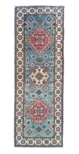 Galleria Tabriz - Tappeti in vendita. Questo tappeto rettangolare vanta un intricato motivo floreale e geometrico con una tavolozza di rosso, blu e crema. I motivi centrali a diamante sono circondati da disegni più piccoli e da un bordo decorativo, che mette in mostra una bozza automatica che fonde senza sforzo eleganza e maestria.
