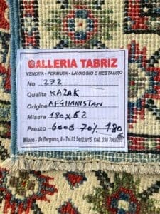 Galleria Tabriz - Tappeti in vendita. Etichetta su un tappeto con dettagli quali numero di prodotto 272, tipo Kazak, origine Afghanistan. Le dimensioni sono 180x62 cm con informazioni complete sui prezzi, inclusi i prezzi originali e di vendita in euro. Viene fornito con una bozza automatica per una facile tenuta dei registri.