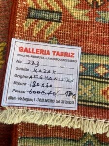 Galleria Tabriz - Tappeti in vendita. Un tappeto, etichettato con i suoi dettagli: numero 273, vanta la qualità di un Kazak dall'Afghanistan. Misura 180x60, originariamente costava 600 euro, ma ora è generosamente scontato a soli 180 euro. È un affare bozza automatica che non vorrai perdere!.