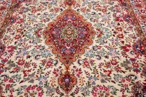 Galleria Tabriz - Tappeti in vendita. Intricato tappeto persiano con medaglione centrale e motivi floreali colorati su sfondo crema, questo disegno di Bozza automatica aggiunge un tocco di eleganza a qualsiasi spazio.